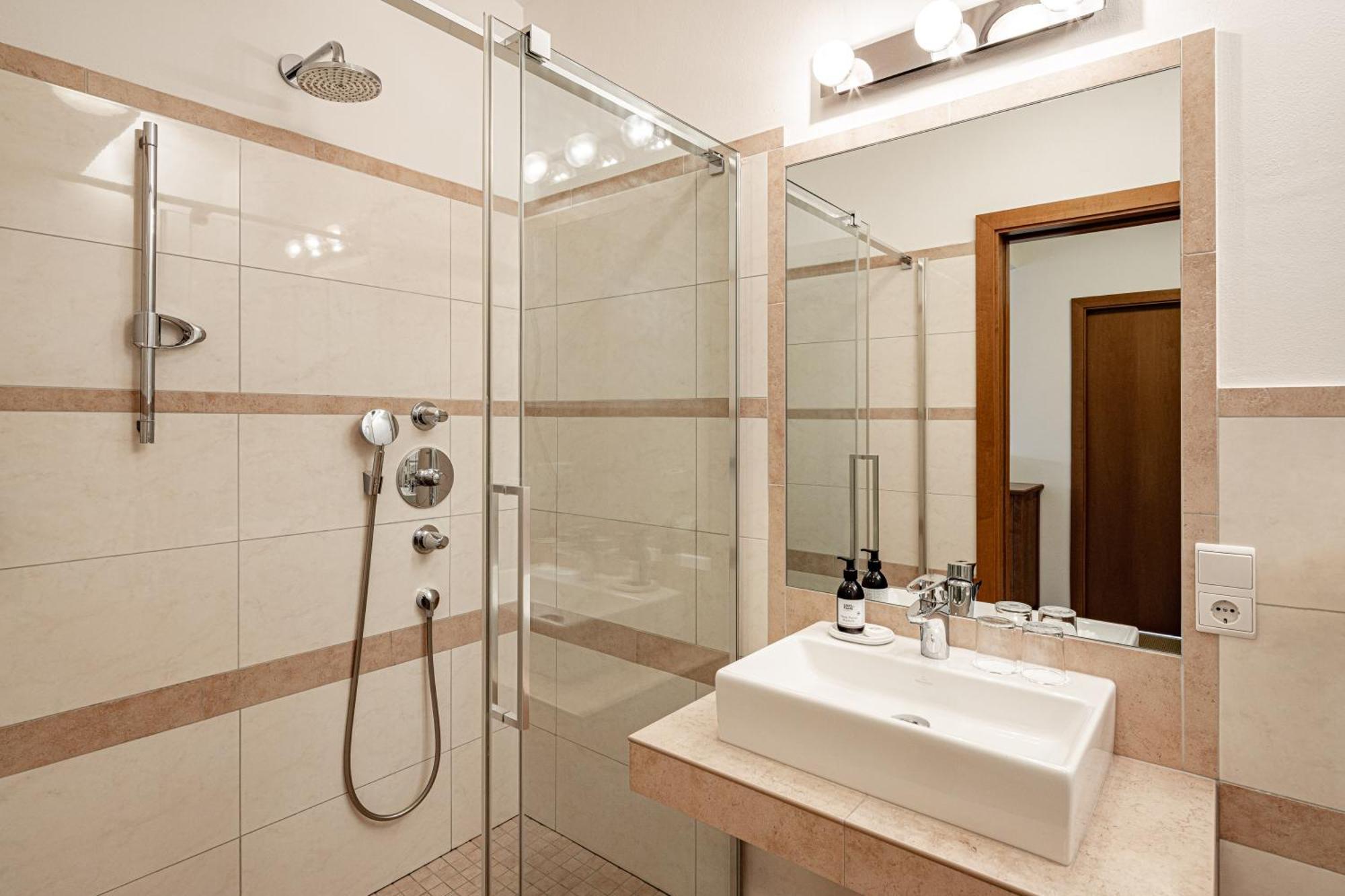 Hotel Haus Am Hang Caldaro Rum bild