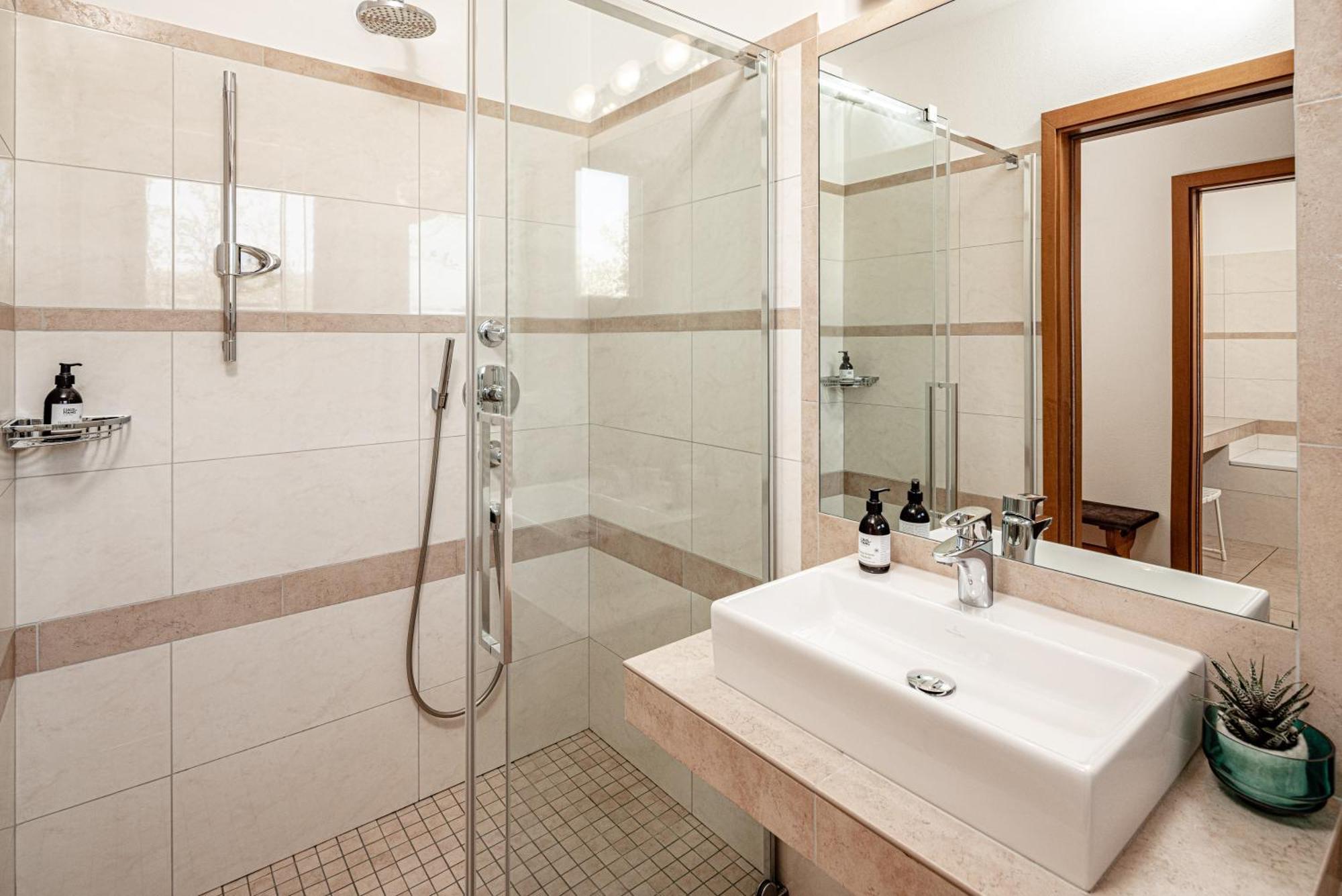 Hotel Haus Am Hang Caldaro Rum bild